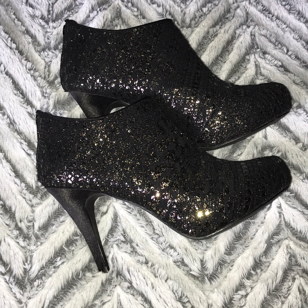 Black & Gold Heels 👠!!